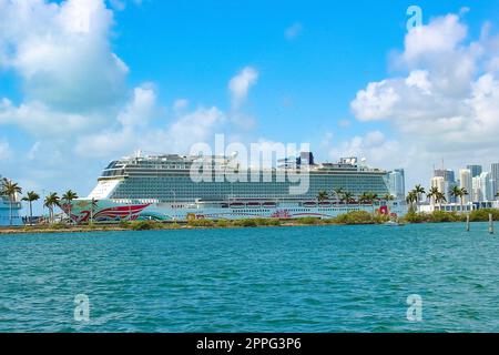 Port de Miami avec des navires de croisière Norwegian Joy. Miami est un port important aux États-Unis pour les paquebots de croisière. Banque D'Images