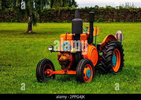 Tracteur argentin vintage Bulldog Pampa T01 à Choczewo, Pomerania, Pologne Banque D'Images