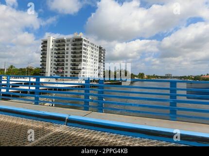 Paysage urbain De Ft. Lauderdale, Floride montrant la plage et la ville Banque D'Images