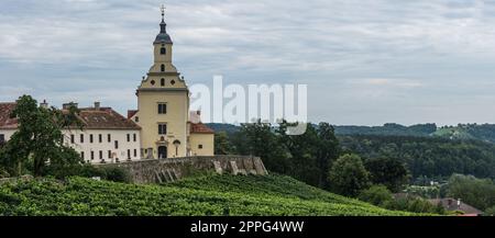 belle vieille église sur un panorama de paysage vallonné Banque D'Images