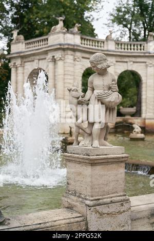 Figures du conte de fées BrÃ¼derchen und Schwesterchen à la fontaine de conte de fées MÃ¤rchenbrunnen de 1913 dans le populaire Volkspark Friedrichshain à Berlin Banque D'Images