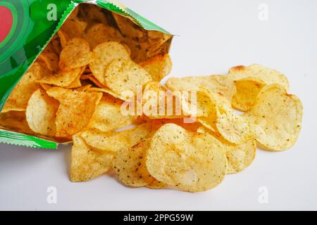 Croustilles dans un sac ouvert, délicieux assaisonnement barbecue épicé pour les pleurs, fine tranche d'en-cas frits dans un sac ouvert. Banque D'Images