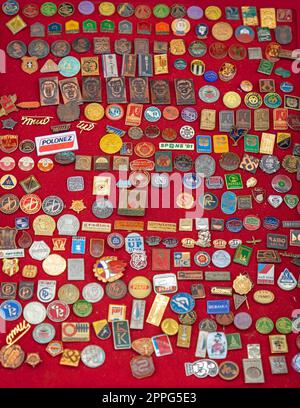 Badges rétro sur le marché aux puces Banque D'Images