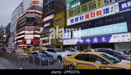 Taipei, Taïwan, 20 mars 2022 : rue de la ville de Taipei la nuit Banque D'Images