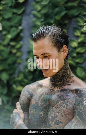 Beau homme avec tatouages de style japonais. Banque D'Images