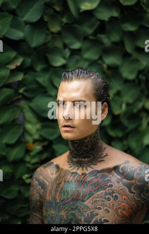 Beau homme avec tatouages de style japonais. Banque D'Images