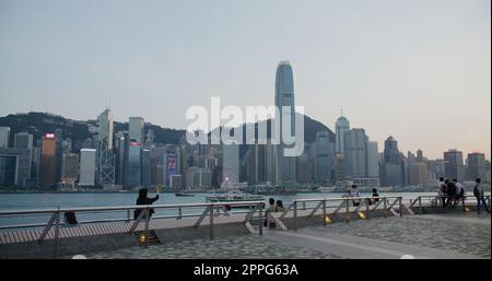 Tsim Sha Tsui, Hong Kong 14 avril 2021 : ville de Hong Kong au coucher du soleil Banque D'Images