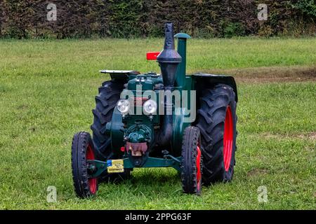 Tracteur français vintage le Percheron T-25 à Choczewo, Pomerania, Pologne Banque D'Images