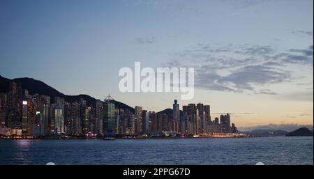 Port de Victoria, Hong Kong 20 août 2021 : ville de Hong Kong la nuit Banque D'Images