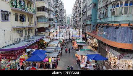 Mong Kok, Hong Kong 05 novembre 2021 : rue FA Yuen dans la soirée Banque D'Images