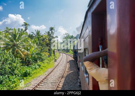 Sur la ligne de chemin de fer sud de Colombo à Matara sur l'état insulaire du Sri Lanka Banque D'Images