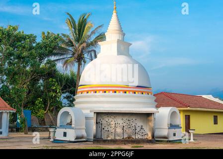 Stupa du temple Wella Devalaya à Unawatuna au Sri Lanka Banque D'Images