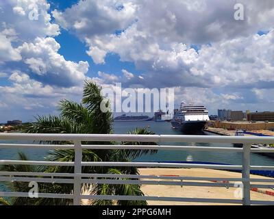 Grand navire de croisière quitte la maison de Fort Lauderdale port Banque D'Images