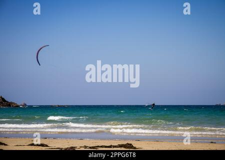 Kitesurfer en mer à Saint-Malo, Bretagne, France Banque D'Images