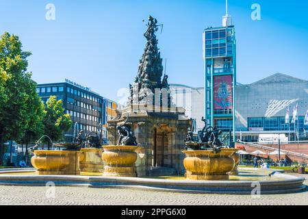 Mannheim, Allemagne - 10 juin 2022 : tramways colorés dans la ville de Mannheim, centre commercial sans voitures, Paradeplatz avec fontaine célèbre, construit sur un bunker profond. Banque D'Images