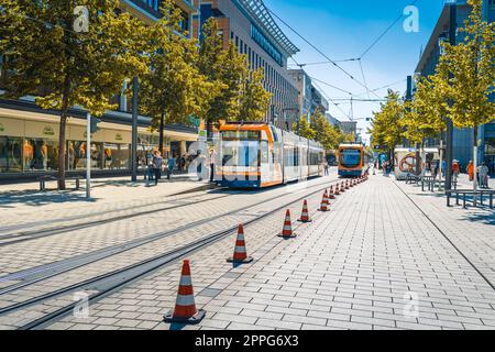 Mannheim, Allemagne - 10 juin 2022: Trams colorés dans la ville de Mannheim, centre commercial sans voitures, rue commerçante Planken Banque D'Images