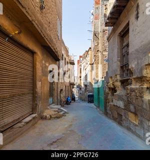 Rue étroite avec des murs en ruine à la vieille ville Banque D'Images