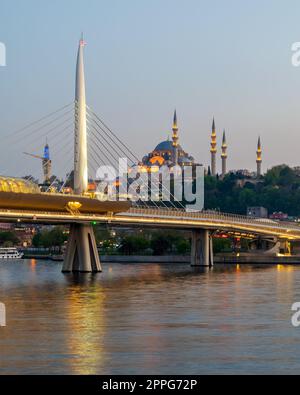 Golden Horn Metro Bridge, Halic Bridge chevauchant la mosquée Suleymaniye, Istanbul, Turquie Banque D'Images