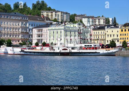 Der Dampfer 'Gisela' vor dem Rathaus in Gmunden am Traunsee (Salzkammergut, OberÃ¶sterreich, Ã–sterreich) - bateau à vapeur 'Gisela' devant la mairie de Gmunden près du lac Traunsee (Salzkammergut, haute-Autriche, Autriche). Banque D'Images