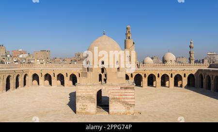 Cour d'Ibn Tulun mosquée historique publique avec fontaine d'ablution et minaret, le Caire, Egypte Banque D'Images