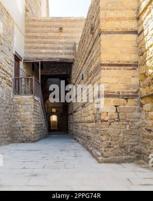 Ancien passage en briques de pierre abandonné entourant le complexe du Sultan Qalawun, le Caire, Egypte Banque D'Images