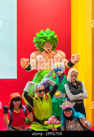 chiba, japon - décembre 22 2018 : Groupe de jeunes cosplayers portant des costumes et des perruques des personnages du manga japonais et de la série animée Dragon ball pendant la convention Jump Festa 19. Banque D'Images