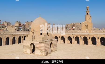 Cour d'Ibn Tulun mosquée historique publique avec fontaine d'ablution et minaret, le Caire, Egypte Banque D'Images
