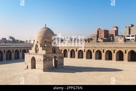 Cour d'Ibn Tulun mosquée historique publique avec fontaine d'ablution et passages voûtés, Caire médiéval, Égypte Banque D'Images