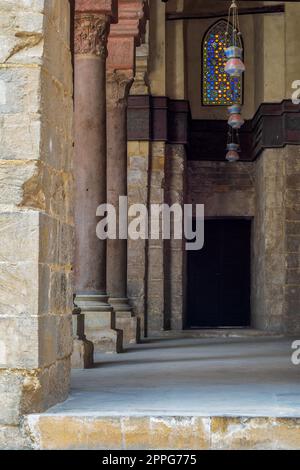 Passage à la mosquée du Sultan Qalawun avec des colonnes de pierre et des vitraux colorés, le Caire, Egypte Banque D'Images