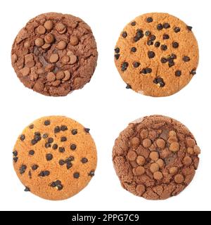 Avec de délicieux biscuits aux pépites de chocolat sur fond blanc, vue du dessus Banque D'Images