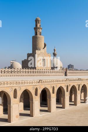 Minaret Ibn Tulun Mosquée avec escalier extérieur hélicoïdal et dôme de la mosquée Amir Sarghatmish, le Caire, Egypte Banque D'Images