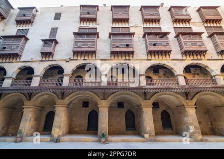 Façade du caravansaire de Bazaraa, avec arcades voûtées et fenêtres en oriel en bois, le Caire, Egypte Banque D'Images