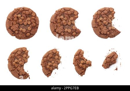 Avec de délicieux biscuits aux pépites de chocolat sur fond blanc, vue du dessus Banque D'Images