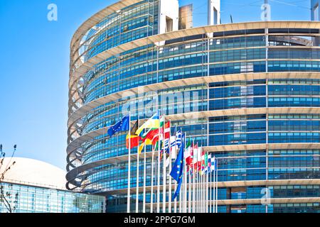 Drapeaux des pays européens devant le bâtiment du Parlement européen à Strasbourg vue Banque D'Images