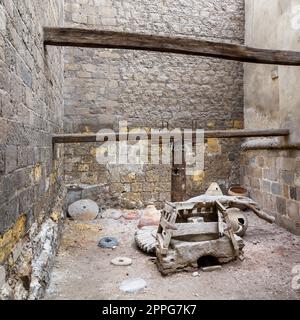 Moulin à farine rotatif en ruine, situé à l'époque ottomane El Sehemy House, Moez Street, le Caire, Égypte Banque D'Images