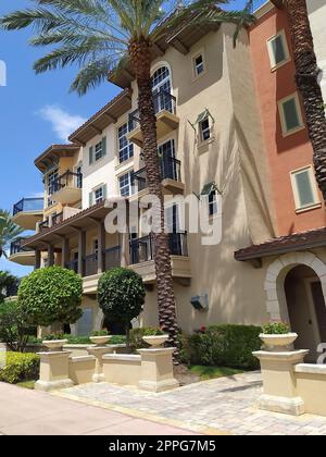 Lauderdale-by-the-Sea. Appartement typique à la plage en Floride sur une belle journée d'été. Banque D'Images