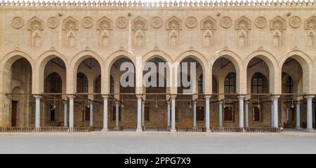 Couloir voûté entourant la cour de la mosquée publique historique Moaayad, le Caire, Égypte Banque D'Images