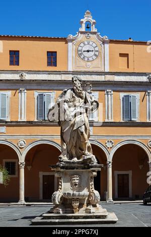 La sculpture dans la cour du Palazzo dell Arcivescovado à Pise. Banque D'Images