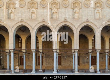 Couloir voûté entourant la cour de la mosquée publique historique Moaayad, le Caire, Égypte Banque D'Images