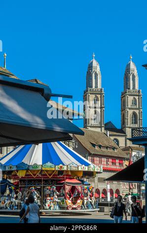 ZURICH, SUISSE - 3 SEPTEMBRE 2013 : vue sur les rues commerciales colorées de la vieille ville de Zurich, Suisse Banque D'Images