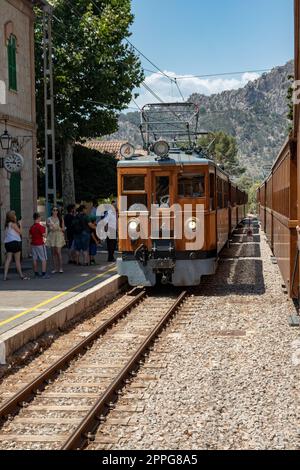 SOLLER, MALLORCA, ESPAGNE - JUL 07,2022. Train historique en bois d'époque électrique (1912 lignes ouvertes) de Palma via Bunyola à Soller à travers le mont Banque D'Images