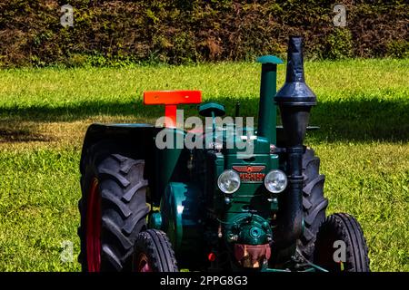 Tracteur français vintage le Percheron T-25 à Choczewo, Pomerania, Pologne Banque D'Images