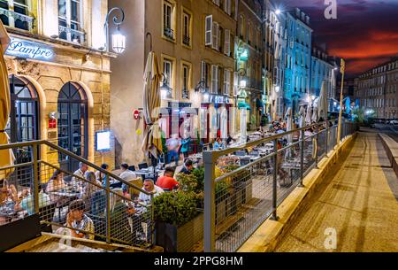 Restaurants dans la vieille ville de Metz dans la nuit Banque D'Images