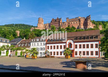 Heidelberg, Allemagne : juin 2. 2022: Karlsplatz (trans.: Place Carls) à Heidelberg, en Allemagne avec le célèbre château en arrière-plan. Un sujet de photo populaire Banque D'Images