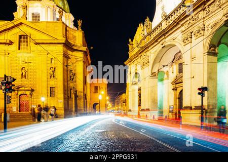 Vue de nuit des feux de circulation dans la rue à Prague, République Tchèque. Banque D'Images