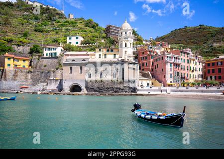 Vue sur la baie d'eau avec des bateaux amarrés et des maisons colorées typiques dans un petit village, Riviera di Levante, Vernazza, Cinque Terre, Italie Banque D'Images