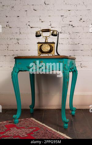 Table en bois vintage Vert et vieux téléphone d'or Banque D'Images