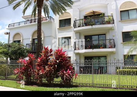 Lauderdale-by-the-Sea. Appartement typique à la plage en Floride sur une belle journée d'été. Banque D'Images