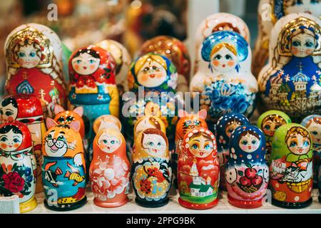 Poupées russes hautes en couleurs Mattahka au marché. Banque D'Images