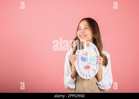 Bonne peinture féminine avec pinceau et palette de couleurs Banque D'Images